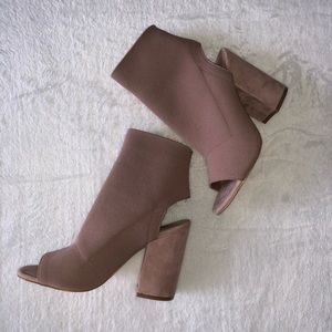 Steve Madden Shoes - Nude Steve Madden Block Heels Size 8 Steve Madden Shoes - Nude Steve Madden Block Heels Size 8